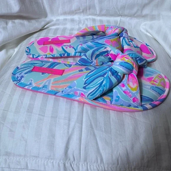 Lilly Pulitzer Women's Sea Glass Aqua
Rainforest Retreat Pool Slipper S/M - Picture 5 of 6